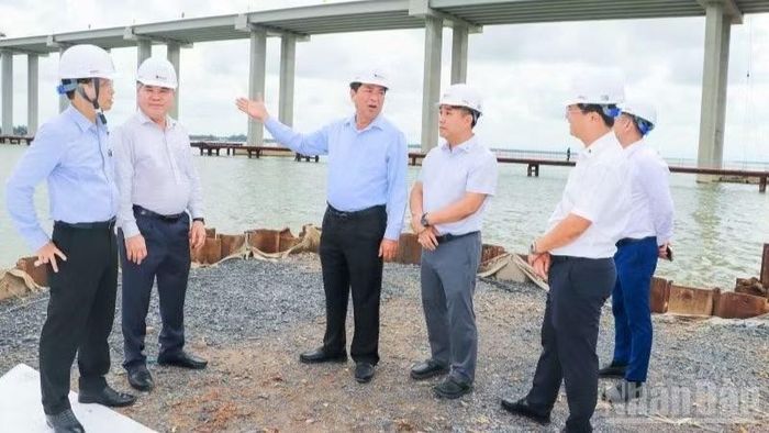 Bộ trưởng kiểm tra, trực tiếp thị sát dự án mở rộng cao tốc Thành phố Hồ Chí Minh-Trung Lương-Mỹ Thuận.