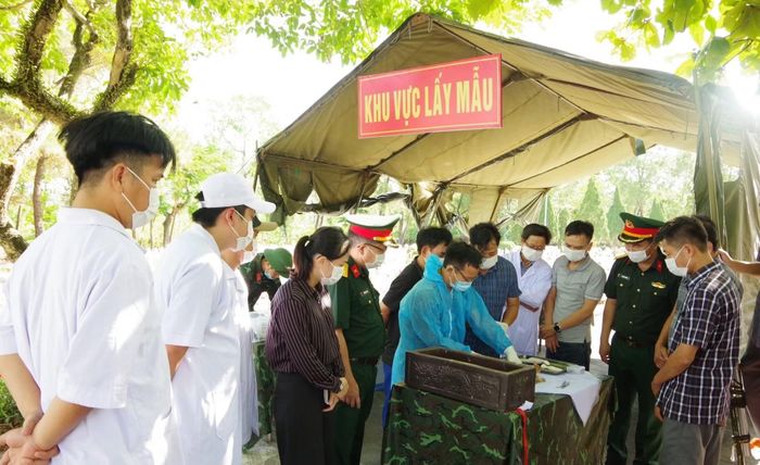 Quá trình lấy mẫu được thực hiện nghiêm ngặt theo quy trình kỹ thuật, bảo đảm khoa học, chính xác và trang nghiêm.