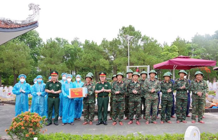 Đại diện Bộ Chỉ huy quân sự tỉnh Quảng Trị thăm hỏi, động viên và tặng quà các lực lượng đang thực hiện nhiệm vụ xác định danh tính hài cốt liệt sĩ tại Nghĩa trang Liệt sĩ quốc gia Đường 9.