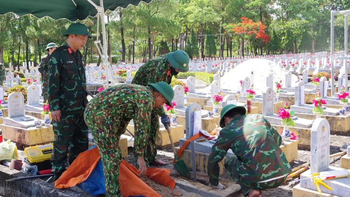Thành viên Đội 584 thực hiện nhiệm vụ lấy mẫu để giám định ADN ở phần mộ liệt sĩ chưa xác định được thông tin.
