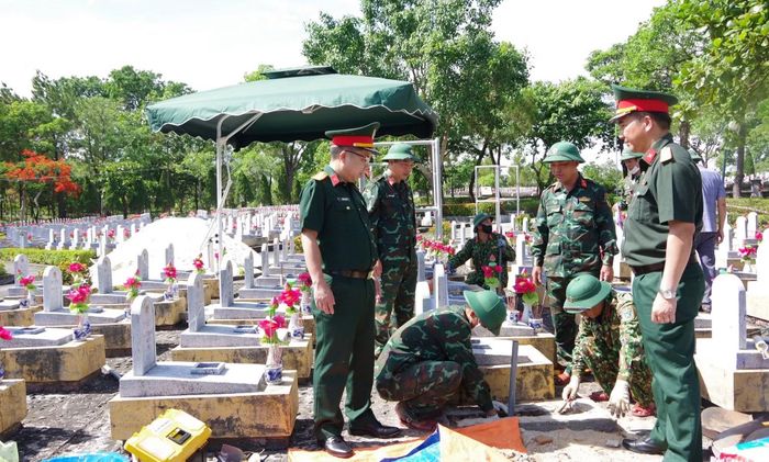 Các phần mộ được khai quật với quy trình tỉ mỉ, cẩn trọng.