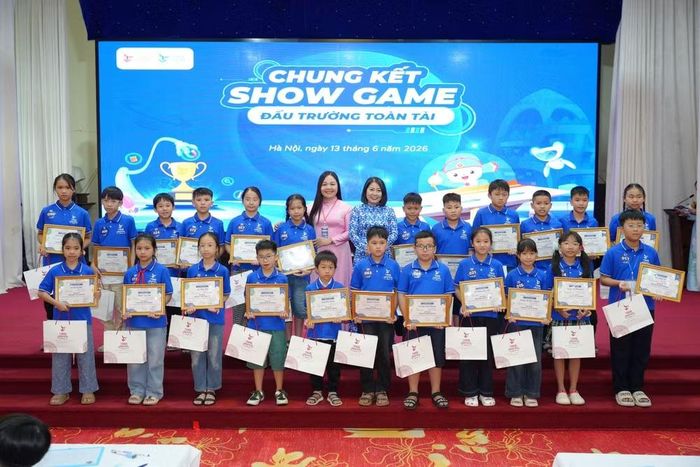 23 học sinh trong Top 75 nhận Giấy Chứng nhận và phần thưởng của chương trình.