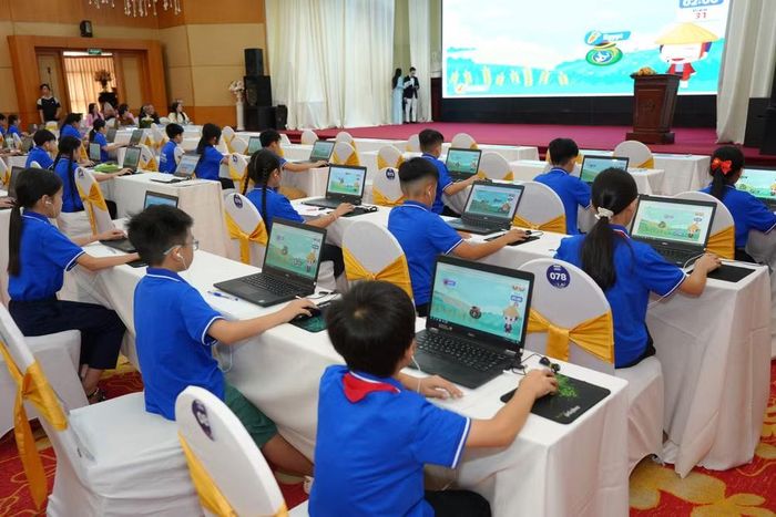 95 thí sinh xuất sắc nhất đến từ 18 tỉnh thành trên toàn quốc tham gia gameshow trí tuệ tranh tài.