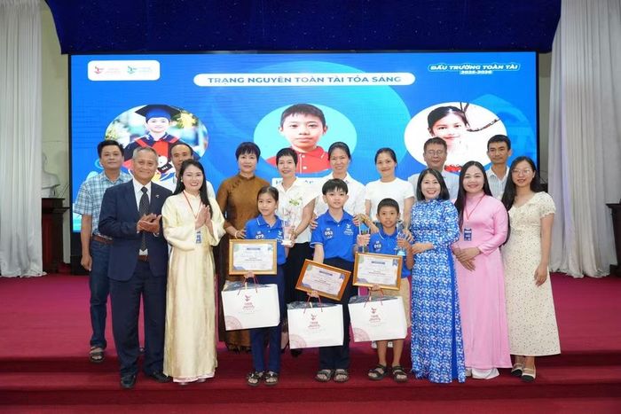 3 thí sinh xuất sắc nhất giành Cúp Vàng-Bạc-Đồng tại vòng Chung kết.