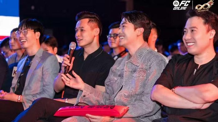 Độ Mixi và Cris Phan cùng dàn sao KOL tham dự sự kiện. (Ảnh: FC Online Việt Nam)
