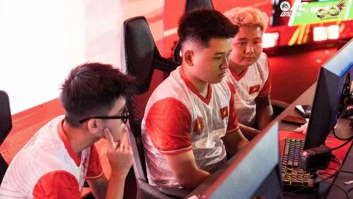 Các tuyển thủ Việt Nam All Stars tập trung cao độ trong trận Showmatch. (Ảnh: FC Online Việt Nam)