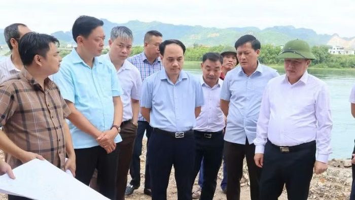 Đồng chí Đinh Công Sứ, Phó Chủ tịch Ủy ban nhân dân tỉnh Phú Thọ (thứ nhất từ phải sang) chỉ đạo đẩy nhanh tiến độ thi công các dự án, hoàn thành trong năm 2026, tại khu vực Hòa Bình.