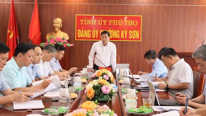 Đồng chí Đinh Công Sứ, Phó Chủ tịch Ủy ban nhân dân tỉnh Phú Thọ làm việc tại phường Kỳ Sơn chỉ đạo đẩy nhanh tiến độ dự án trên địa bàn.