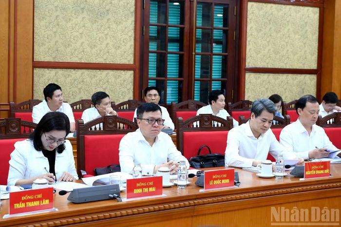 Các đại biểu tham dự cuộc làm việc.