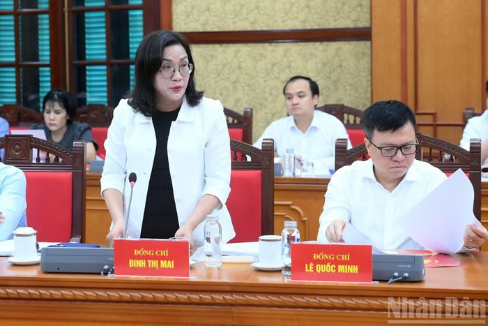 Phó Trưởng Ban Tuyên giáo và Dân vận Trung ương Đinh Thị Mai trình bày báo cáo tại cuộc làm việc.