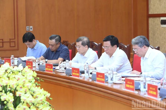 Các đồng chí lãnh đạo và các đại biểu tham dự cuộc làm việc.