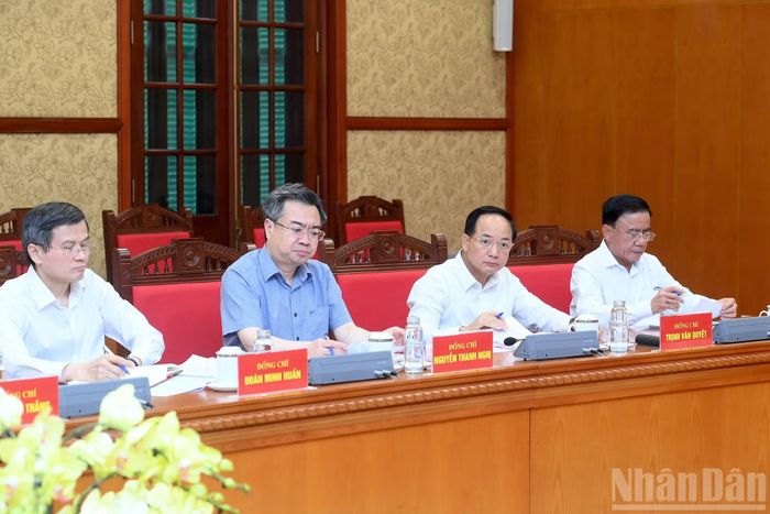 Các đồng chí lãnh đạo và các đại biểu tham dự cuộc làm việc.