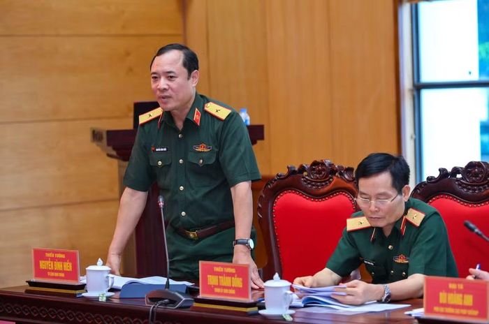 Thiếu tướng Nguyễn Đình Hiền, Tư lệnh Binh chủng Hóa học phát biểu tại hội nghị.