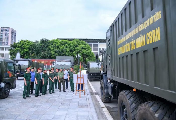 Các đại biểu tham quan các trang thiết bị hiện đại của binh chủng.