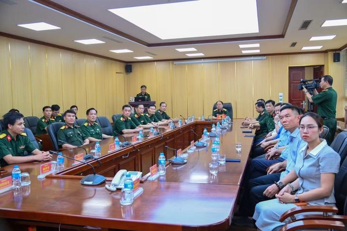 Đại biểu nghe giới thiệu về ứng dụng hệ thống quan trắc và dự báo phóng xạ môi trường trong quân đội.