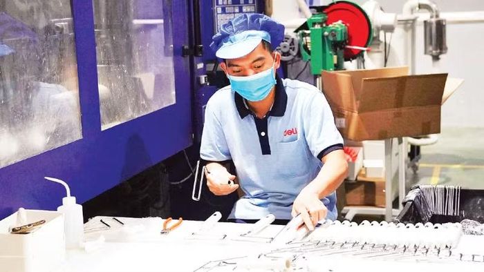 Sản xuất đồ dùng văn phòng phẩm, thiết bị giáo dục tại Nhà máy của Công ty TNHH Deli Việt Nam (FDI Trung Quốc), Khu công nghiệp Yên Phong, tỉnh Bắc Ninh. (Ảnh: ĐĂNG ANH)