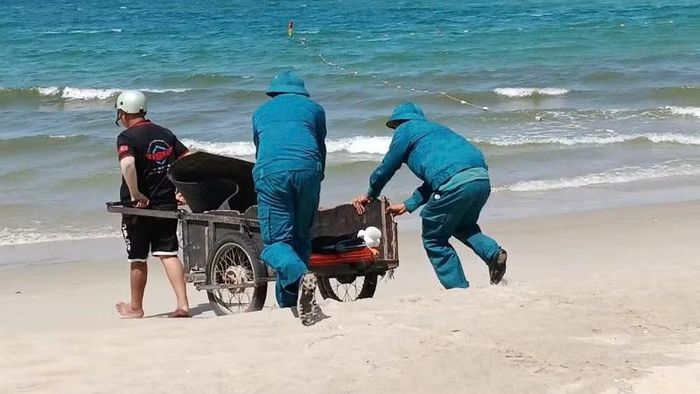 Ban Chỉ huy quân sự phường Điện Bàn Đông phối hợp các lực lượng chức năng mở rộng phạm vi tìm kiếm tung tích nạn nhân.