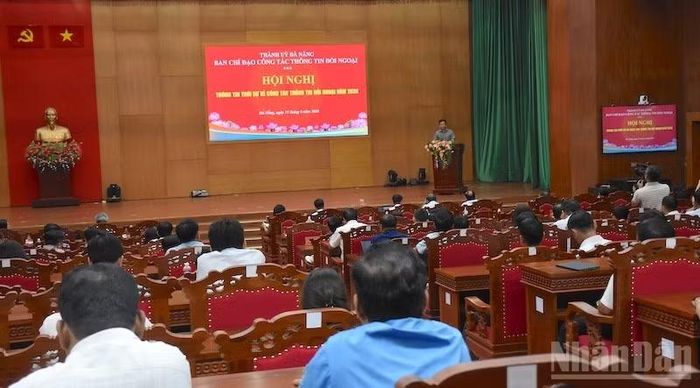 Giám đốc Học viện Ngoại giao Nguyễn Hùng Sơn thông tin về tình hình thế giới, khu vực, đồng thời thông tin kết quả hoạt động đối ngoại, ngoại giao nổi bật của Việt Nam thời gian gần đây; dự báo tình hình và nhiệm vụ công tác đối ngoại, ngoại giao trong thời gian tới.