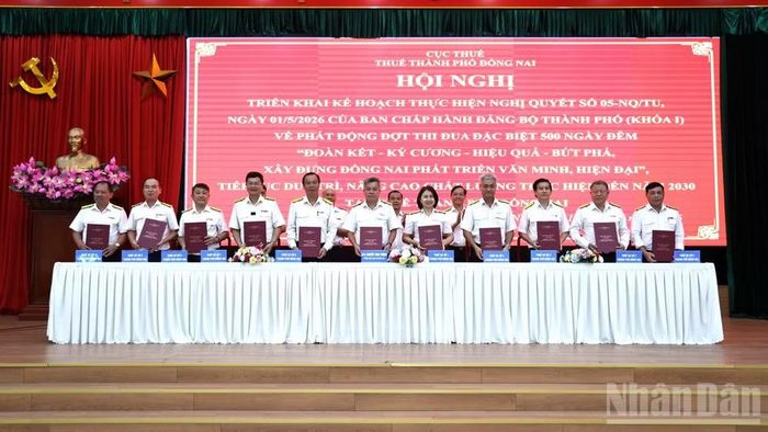 Trưởng Thuế thành phố Đồng Nai và Trưởng các thuế cơ sở ký kết giao ước thực hiện đợt thi đua.
