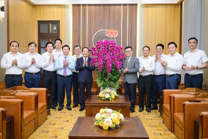Đồng chí Trịnh Văn Quyết và Đoàn công tác chụp ảnh lưu niệm với Tổng Biên tập Lê Quốc Minh cùng cán bộ lãnh đạo Báo Nhân Dân. (Ảnh: BẢO LONG)