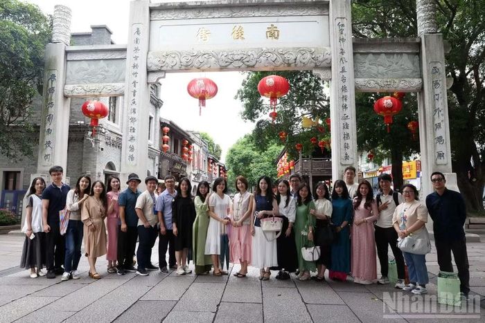 Đoàn phóng viên báo chí Việt Nam chụp ảnh lưu niệm cùng cán bộ Đại sứ quán Trung Quốc tại Việt Nam, Sở Ngoại vụ tỉnh Phúc Kiến và các đồng nghiệp Trung tâm Phát thanh - Truyền hình Phúc Kiến tại khu di sản. Chuyến khảo sát không chỉ giúp đoàn tìm hiểu thực tế về mô hình quản lý, gìn giữ di sản thành công của nước bạn mà còn khép lại hành trình giao lưu đầy ý nghĩa, góp phần thắt chặt tình cảm hữu nghị giữa hai nước Việt - Trung.