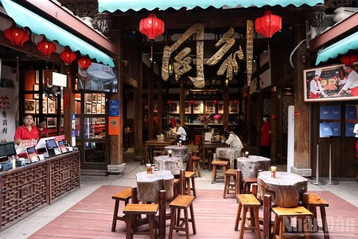 Không gian bên trong của Nhà hàng Đồng Lợi Nhục Yến, thương hiệu ẩm thực danh tiếng lâu đời của Phúc Châu, được thiết kế hoàn toàn bằng gỗ với bàn ghế từ các gốc cây tự nhiên độc đáo.