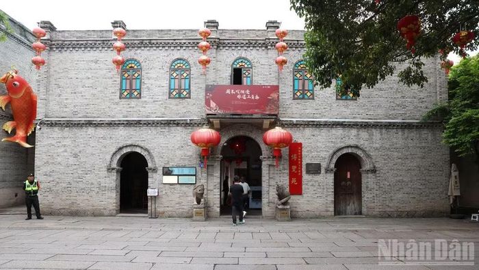 Tòa nhà trưng bày nghệ thuật với kiến trúc tường gạch xám kiên cố kết hợp cùng các ô cửa sổ vòm uốn cong ráp kính màu phong cách Gothic, nét chấm phá đông - tây rõ nét của Phúc Châu giai đoạn đầu thế kỷ XX.