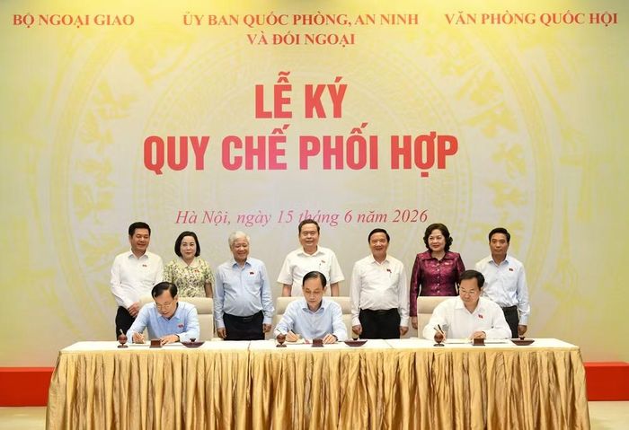 Chủ tịch Quốc hội Trần Thanh Mẫn và các Phó Chủ tịch Quốc hội chứng kiến Lễ ký quy chế phối hợp giữa Bộ Ngoại giao, Ủy ban Quốc phòng và An ninh và Đối ngoại, Văn phòng Quốc hội. (Ảnh: DUY LINH)