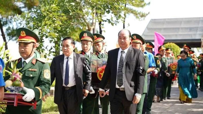 Lãnh đạo thành phố Huế và tỉnh bạn Salavan (Lào) đưa các hài cốt liệt sĩ về vị trí an táng tại Nghĩa trang liệt sĩ thành phố Huế.