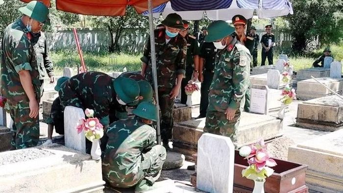  Tổ công tác tiến hành khai quật phần mộ để lấy mẫu hài cốt liệt sĩ tại phường Phong Điền. (Ảnh:LÊ SÁU) 