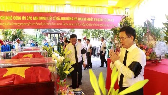 Lãnh đạo thành phố Huế tri ân các Anh hùng liệt sĩ, chuyên gia hy sinh tại chiến trường Lào.