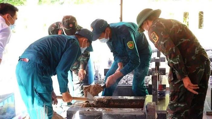 Việc lấy mẫu hài cốt liệt sĩ được thực hiện theo quy trình chặt chẽ, khoa học. (Ảnh: LÊ SÁU)