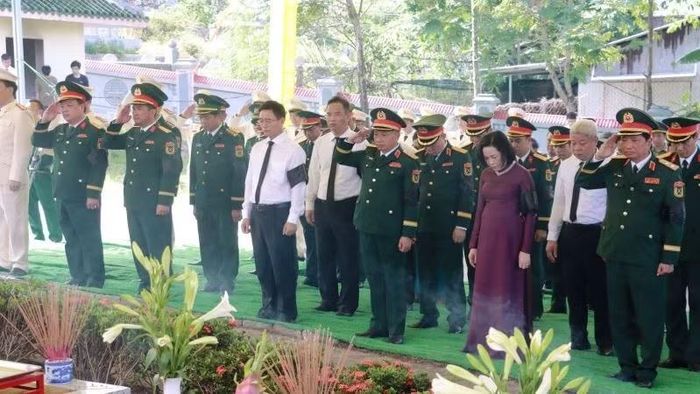 Lãnh đạo Đảng, Nhà nước và các Bộ, ban, ngành tiến hành lễ viếng, truy điệu và an táng hài cốt liệt sĩ được tổ chức trang nghiêm tại thành phố Huế.