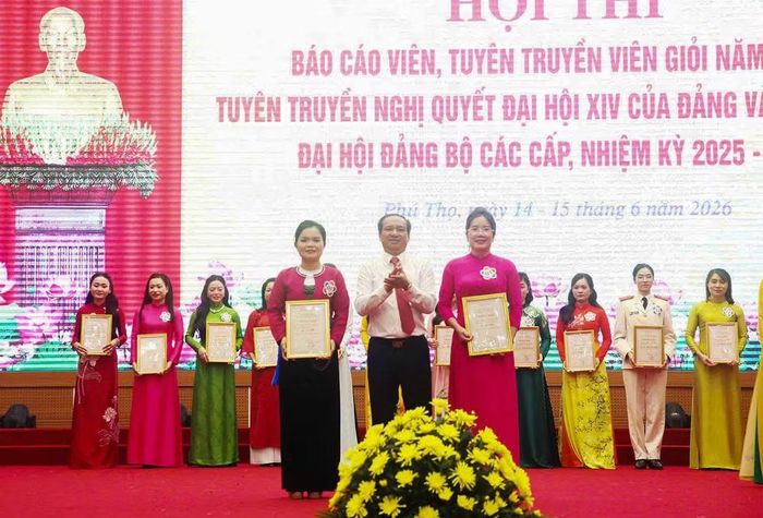 Đồng chí Lương Đức Minh, Trưởng Ban Tuyên giáo và Dân vận Tỉnh ủy trao giải Nhì.