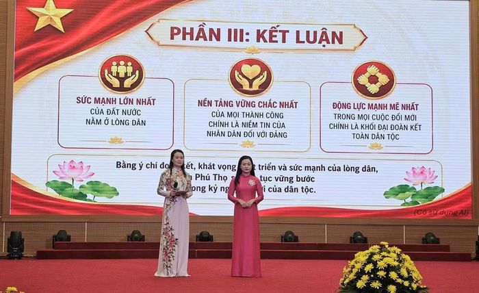 Thí sinh Vũ Thị Nga, Đảng bộ xã Yên Thủy (bên phải) trình bày phần thi của mình.