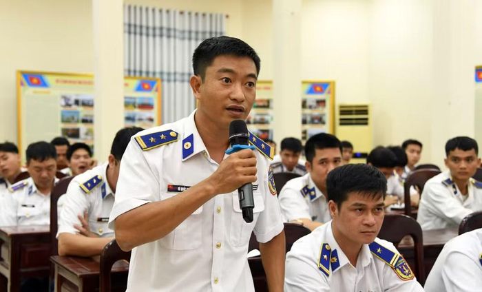 Cán bộ, chiến sĩ Bộ Tư lệnh Cảnh sát biển 3 đóng góp ý kiến tại buổi đối thoại.