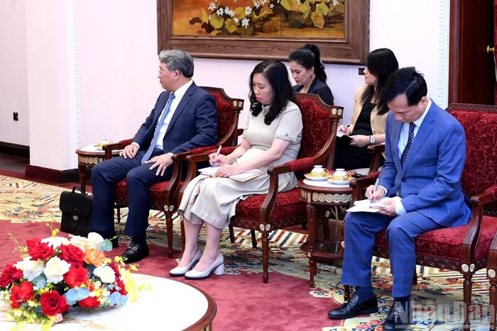 Các đại biểu tham dự cuộc tiếp.