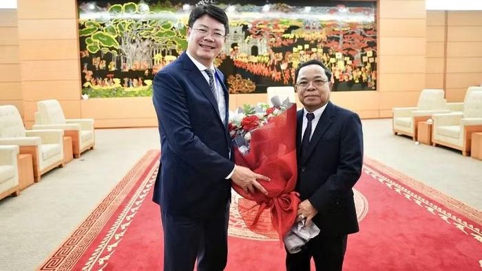 Thứ trưởng Tư pháp Nguyễn Thanh Tịnh tặng hoa chào mừng Ủy viên Bộ Chính trị, Phó Thủ tướng Chính phủ, Bộ trưởng Tư pháp Lào Khamphan Phommathat.