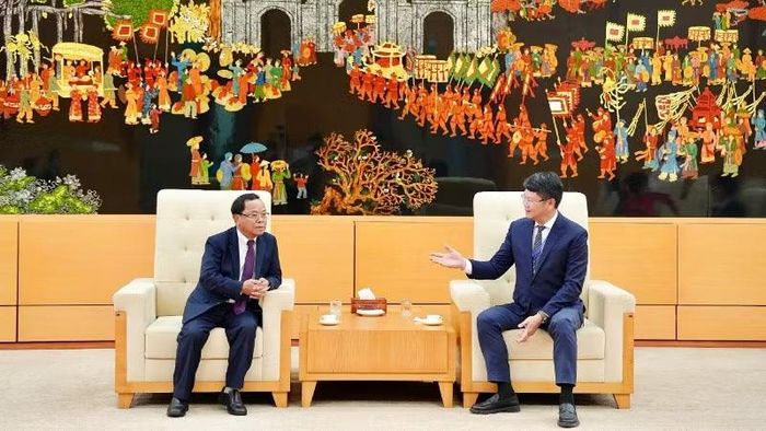 Thứ trưởng Tư pháp Việt Nam Nguyễn Thanh Tịnh chào mừng Ủy viên Bộ Chính trị, Phó Thủ tướng Chính phủ, Bộ trưởng Tư pháp Lào Khamphan Phommathat.