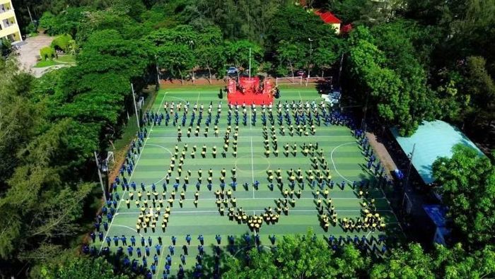 Giảng viên, sinh viên đồng diễn xếp hình kỷ niệm 25 năm Đại học Trà Vinh.