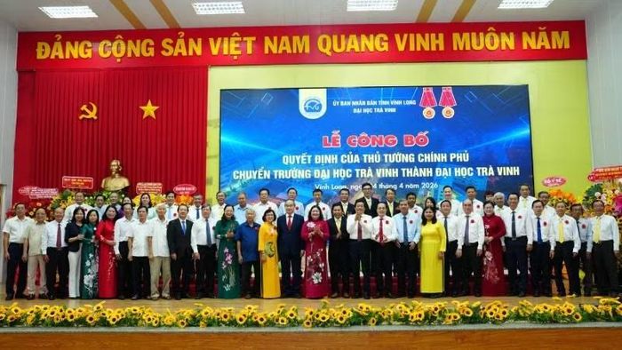 Công bố Quyết định của Thủ tướng Chính phủ chuyển Trường đại học Trà Vinh thành Đại học Trà Vinh.