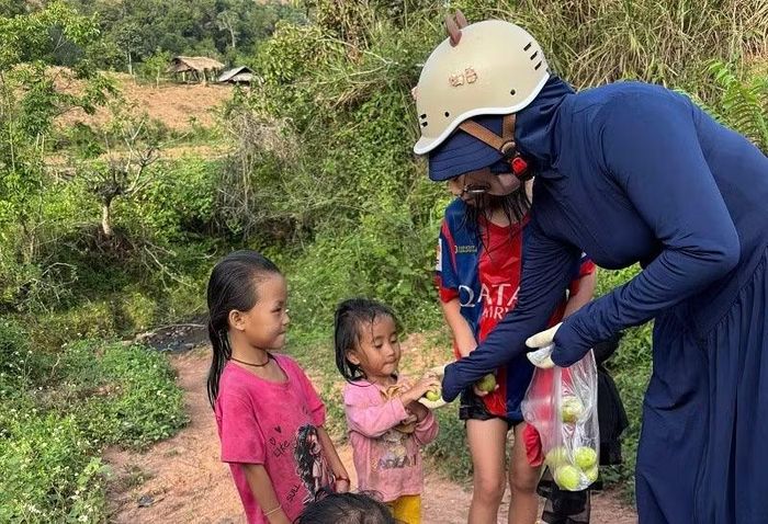 Về bản tuyên truyền, khuyên bảo trẻ em không tắm ao, tắm suối, các cán bộ y tế còn đem theo quà bánh chia cho các cháu nhỏ.