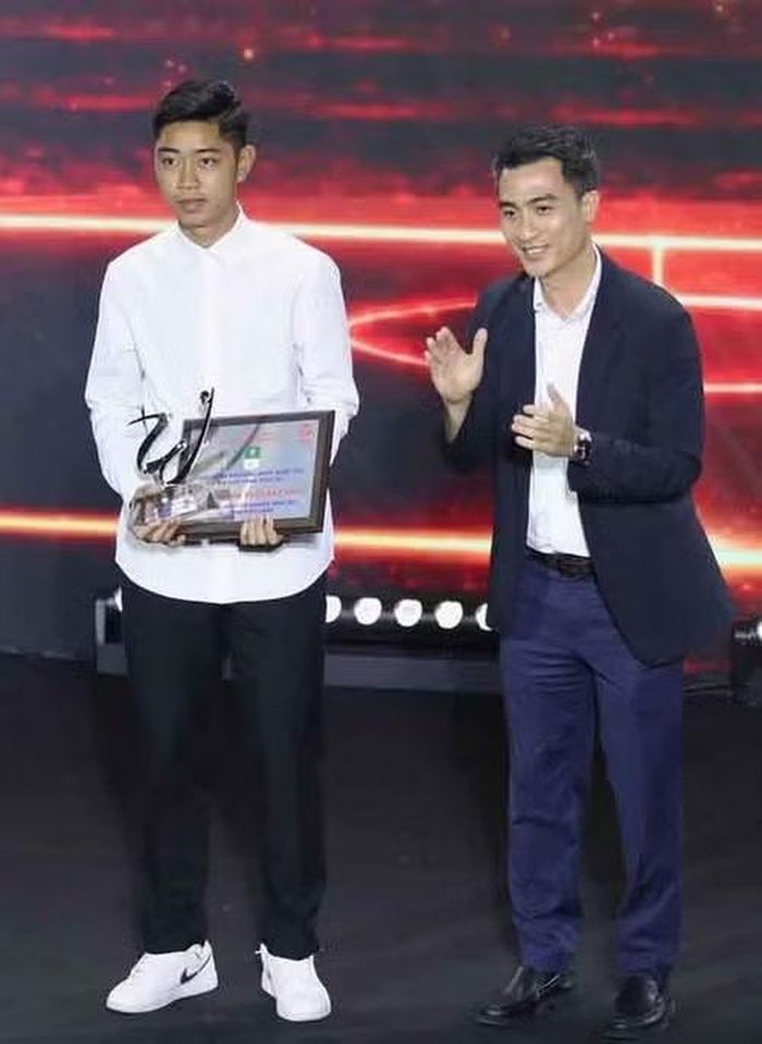 Tiền đạo Nguyễn Hoàng Anh nhận danh hiệu Cầu thủ trẻ xuất sắc nhất Giải hạng nhất.