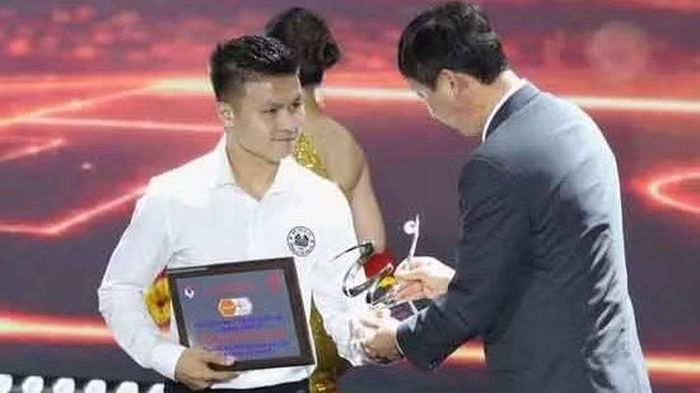 Nguyễn Quang Hải nhận danh hiệu Cầu thủ xuất sắc nhất từ HLV Kim Sang Sik.