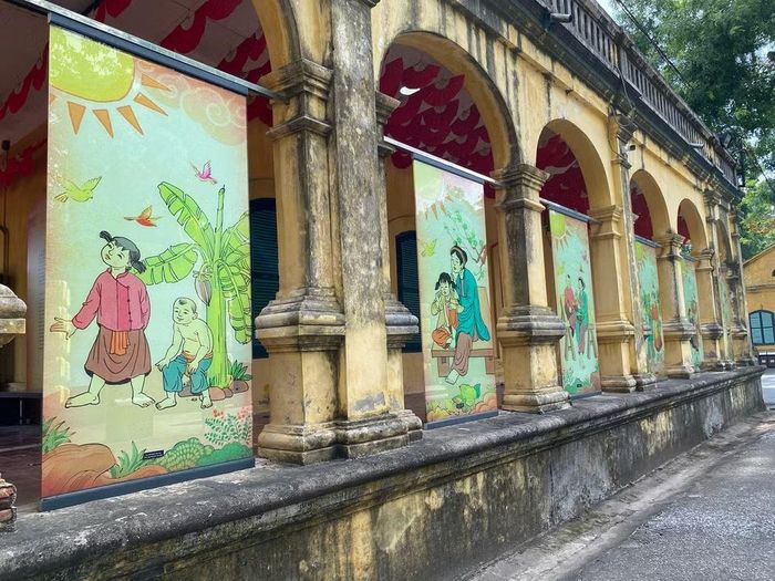 Hai bên của tòa nhà được tô điểm bằng những bức tranh, cung cấp thêm thông tin cho người xem về những nghi lễ, phong tục diễn ra vào dịp Tết đoan ngọ. Bên trái của tòa nhà là tranh vẽ phỏng dựng các nghi lễ trong cung đình ngày xưa như nghi lễ cúng tế tổ tiên, lễ thiết triều, lễ ban quạt, lễ ban yến. Ở bên phải là những phong tục, tập quán như tục khảo cây, tục đổ bệnh cho cây, tục xâu lỗ tai cho bé gái...