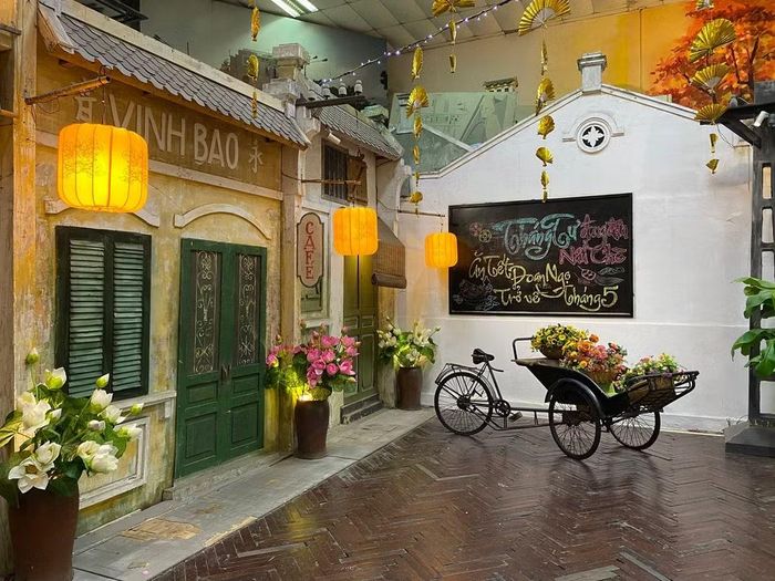 Ngoài ra, khu trưng bày còn tái hiện lại phần nào không gian của một thời đại cũ với những thiết kế công phu, mang đậm màu sắc hoài cổ.