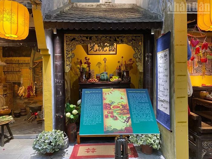 Chủ đề “Tết Đoan ngọ dân gian truyền thống” lấy bối cảnh là nếp nhà truyền thống ba gian, gian giữa là không gian để thờ cúng tổ tiên với mâm lễ cúng từ sáng sớm gồm hương nến, hoa quả đầu mùa (vải, mận, dưa hấu), bánh tro và rượu nếp để cầu bình an, mùa màng tươi tốt. Sau khi hạ lễ, cả nhà sẽ thụ lộc để "giết sâu bọ". Theo quan niệm xưa, việc ăn rượu nếp, bánh tro, trứng luộc và các loại quả chua chát lúc sáng sớm sẽ khiến "sâu bọ" trong người bị tiêu trừ.