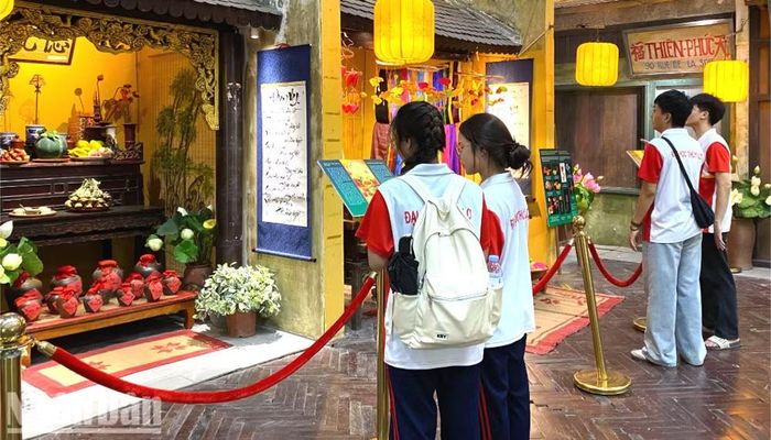 Cách trưng bày công phu, độc đáo đã thu hút nhiều bạn sinh viên và khách tham quan đến để tìm hiểu thêm về ngày lễ độc đáo này.