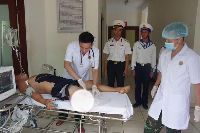 Thăm khám cho người bệnh.