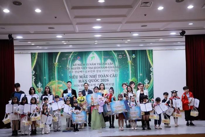Ban tổ chức Cuộc thi Siêu mẫu nhí toàn cầu Hàn Quốc 2026 trao giải thưởng cho các thí sinh đạt kết quả cao nhất và trao quà kỷ niệm cho các thí sinh tham gia.